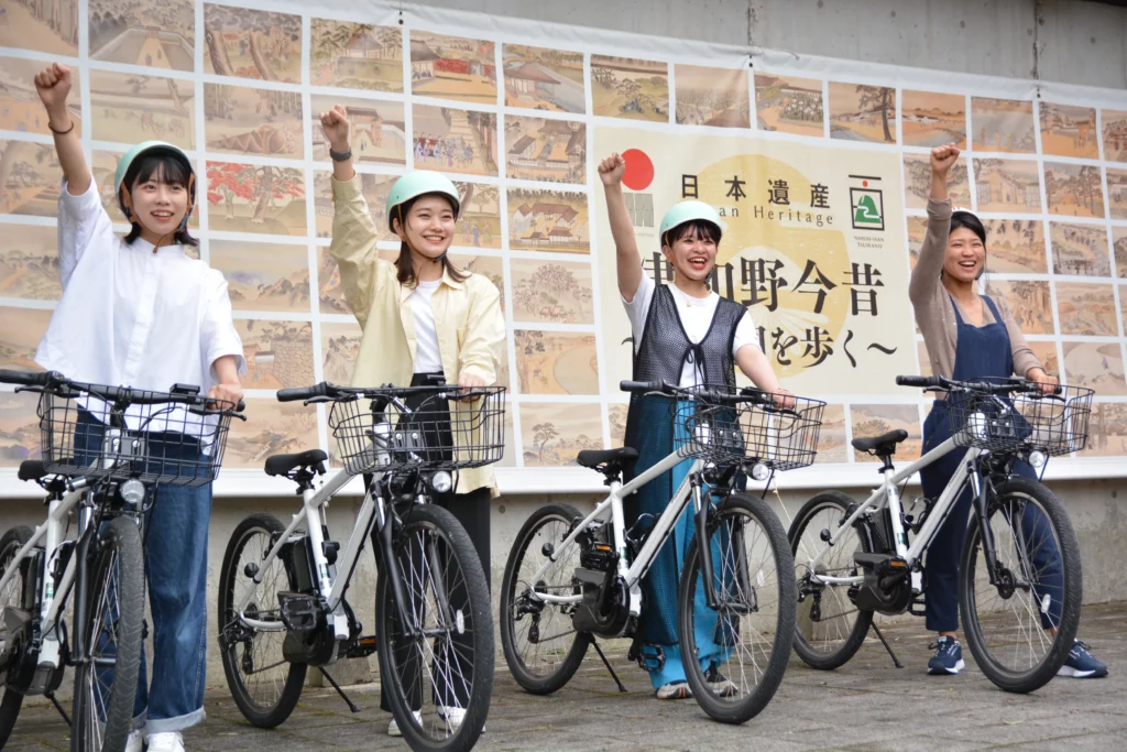 津和野駅前の津和野今昔の幕の前からスタートする様子