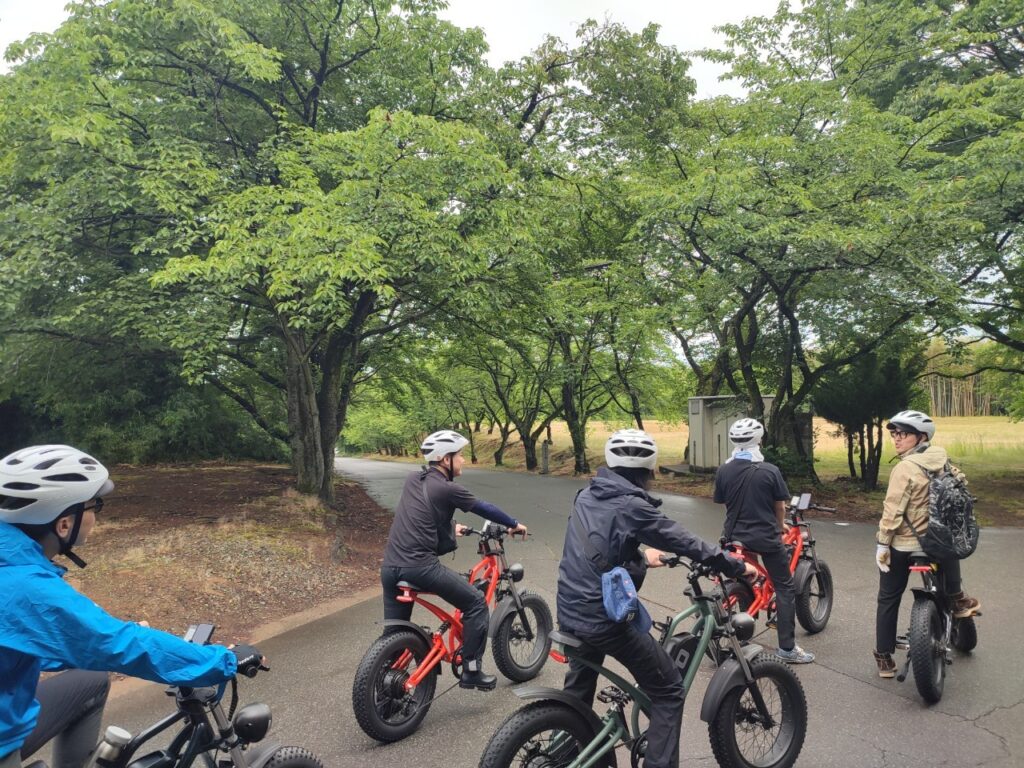 ファットバイクで移動する一同