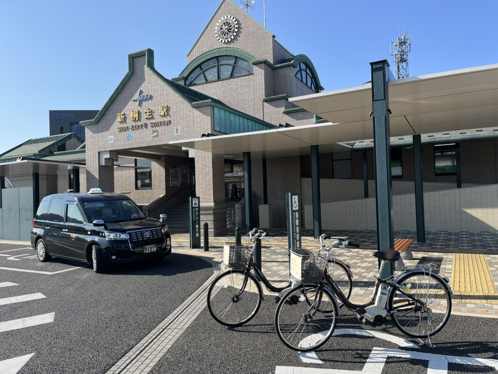 新桐生駅の駅舎とレンタサイクル