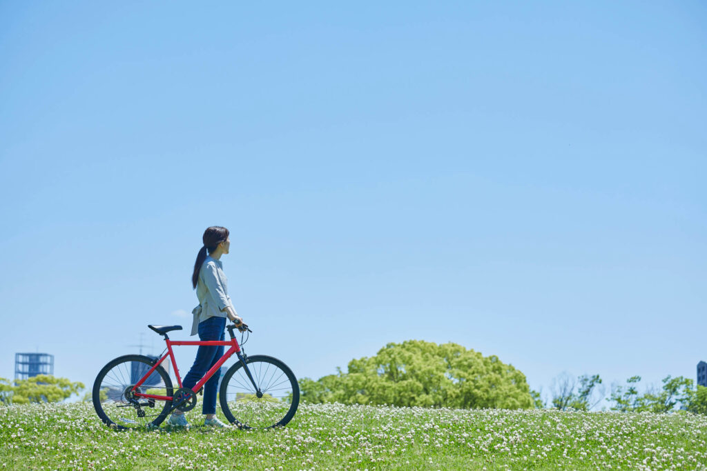 サイクリングを楽しむ若い女性